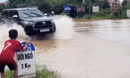 Clip: Phóng ầm ầm qua vũng nước không phải là kỹ năng của người biết lái xe đâu anh Hilux ạ