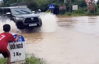 Clip: Phóng ầm ầm qua vũng nước không phải là kỹ năng của người biết lái xe đâu anh Hilux ạ