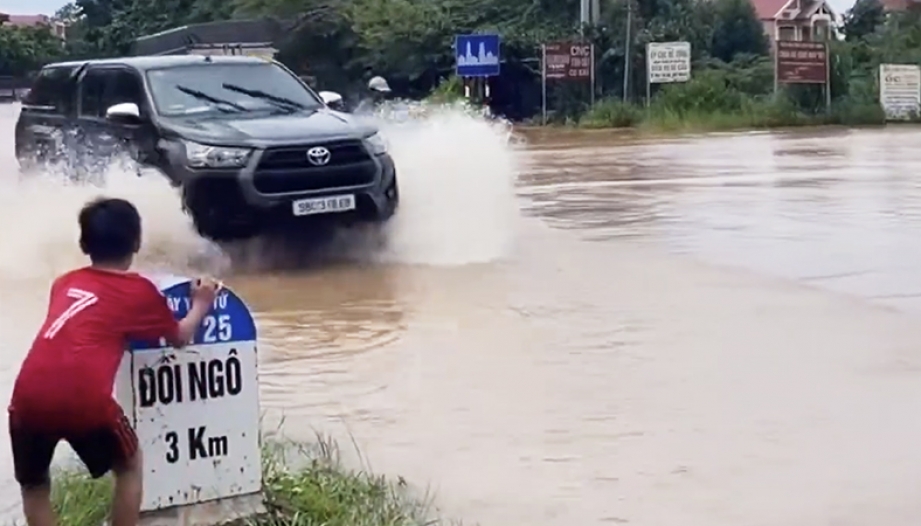 Clip: Phóng ầm ầm qua vũng nước không phải là kỹ năng của người biết lái xe đâu anh Hilux ạ