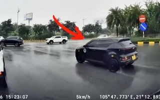 Clip TNGT: Tới luôn em, tới luôn... rồi em, mời em VF 5 xuống thương lượng