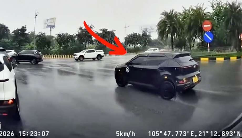  Clip TNGT: Tới luôn em, tới luôn... rồi em, mời em VF 5 xuống thương lượng