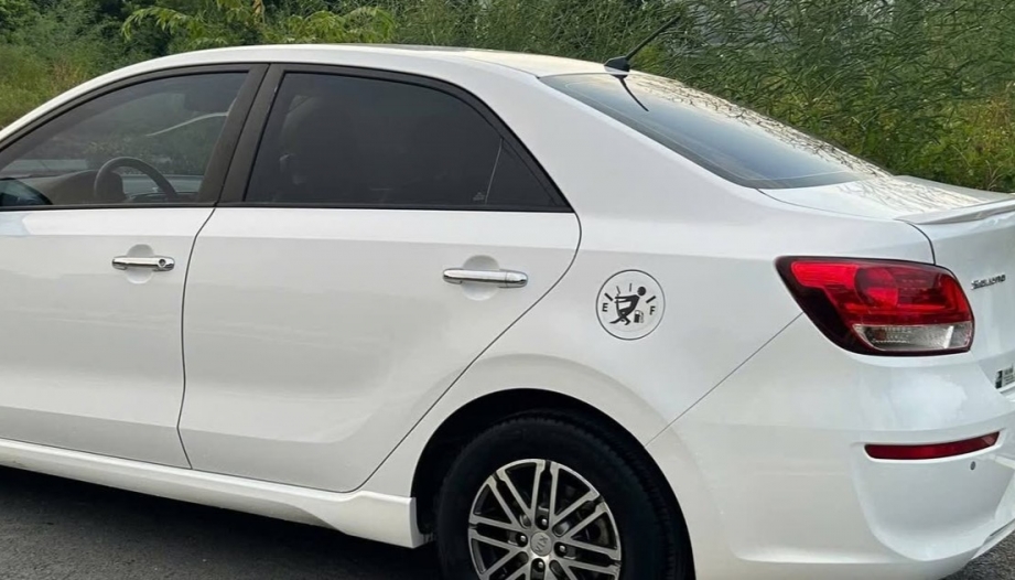 Có cách nào xử lý mùi xăng của Kia Soluto không?