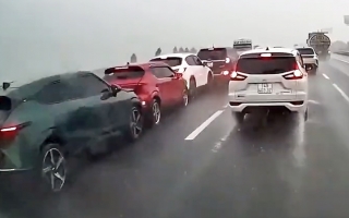 Clip TNGT: Toàn cảnh tai nạn liên hoàn trên cao tốc khi trời mưa to...