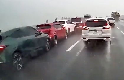 Clip TNGT: Toàn cảnh tai nạn liên hoàn trên cao tốc khi trời mưa to...