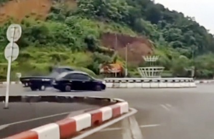 Clip TNGT: Qua giao lộ mà các thày đi như trong trường đua thế này bảo sao không tai nạn...