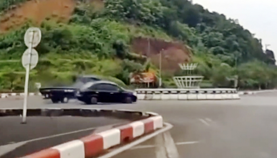 Clip TNGT: Qua giao lộ mà các thày đi như trong trường đua thế này bảo sao không tai nạn...