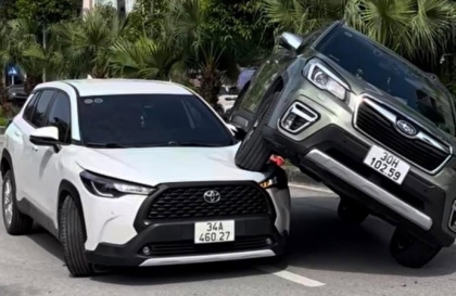 Ảnh TNGT: Chả hiểu từ đầu như nào mà bác Subaru Forester nỡ làm thế với bác Yaris Cross