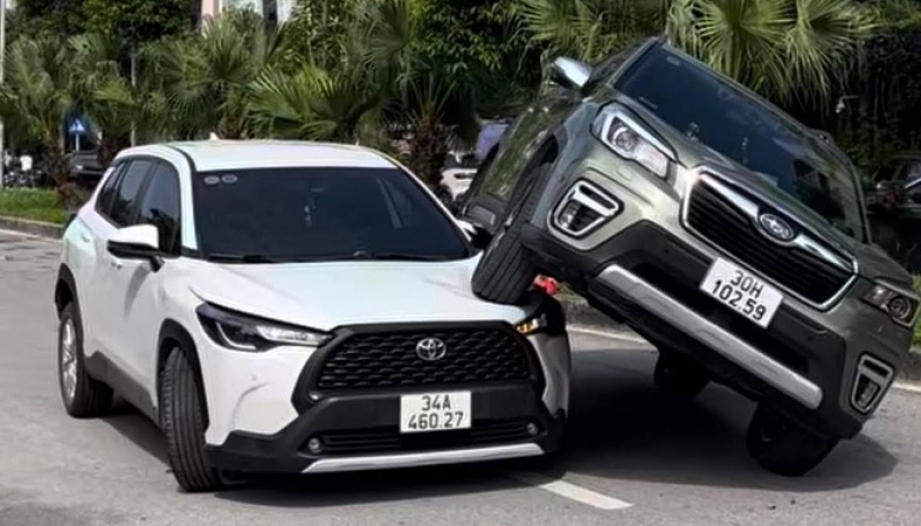 Ảnh TNGT: Chả hiểu từ đầu như nào mà bác Subaru Forester nỡ làm thế với bác Yaris Cross