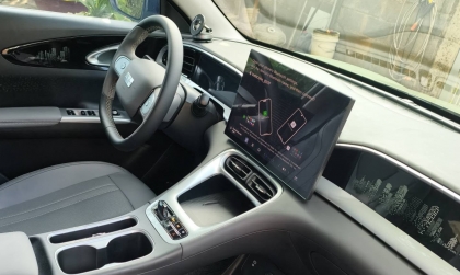 Màn hình xe Geely EX2 có phải hơi bất tiện không?