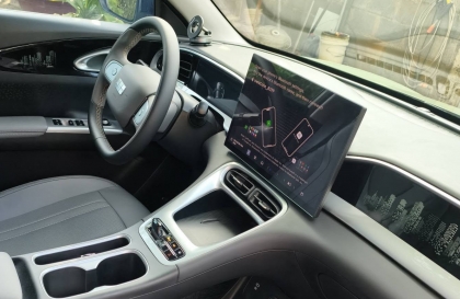 Màn hình xe Geely EX2 có phải hơi bất tiện không?