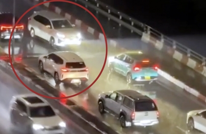 Clip: Ai đó có thể giải thích vì sao bác Toyota Innova Cross này cố chấp đến vậy không?