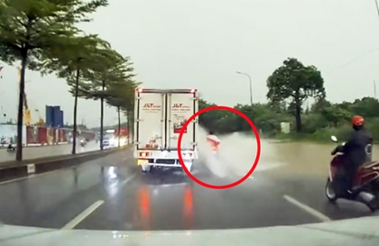  Clip TNGT: Các em tập trung nhé, anh chỉ làm mẫu một lần thôi nhé.