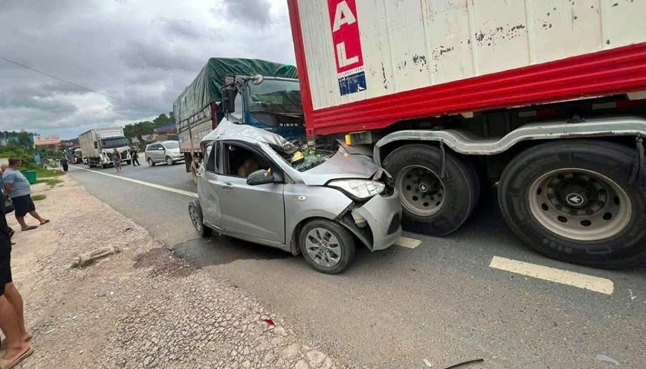  Clip TNGT: Tài xế Hyundai Grand i10 thoát chết không tưởng...