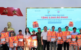 Đóng góp xã hội: Quỹ Toyota Việt Nam cùng Cục CSGT tặng áo phao cho học sinh và người dân tại Đà Nẵng