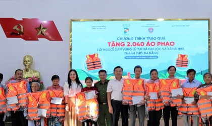 Đóng góp xã hội: Quỹ Toyota Việt Nam cùng Cục CSGT tặng áo phao cho học sinh và người dân tại Đà Nẵng
