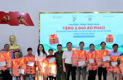 Đóng góp xã hội: Quỹ Toyota Việt Nam cùng Cục CSGT tặng áo phao cho học sinh và người dân tại Đà Nẵng
