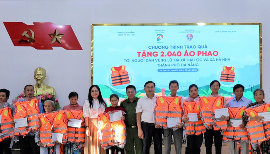 Đóng góp xã hội: Quỹ Toyota Việt Nam cùng Cục CSGT tặng áo phao cho học sinh và người dân tại Đà Nẵng