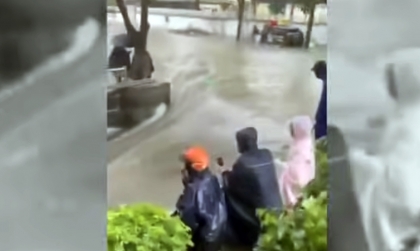 Clip: xe bán tải lao nhanh, tạo sóng đánh vỡ rào chắn, khiến nước ào ào như thác đổ vào hầm chung cư