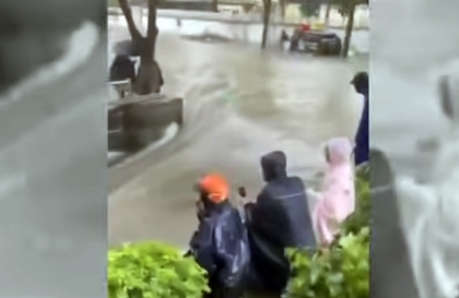 Clip: xe bán tải lao nhanh, tạo sóng đánh vỡ rào chắn, khiến nước ào ào như thác đổ vào hầm chung cư