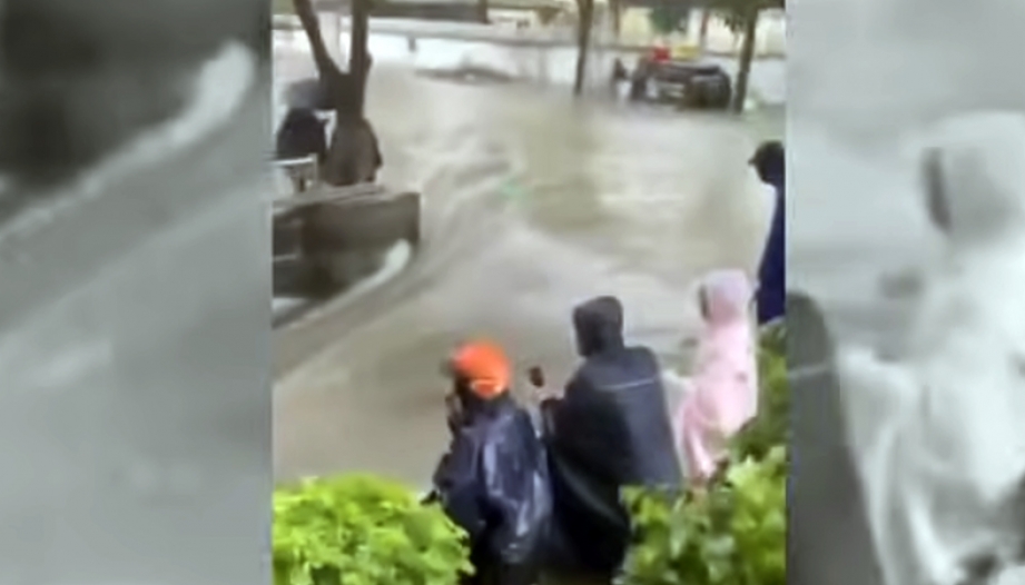 Clip: xe bán tải lao nhanh, tạo sóng đánh vỡ rào chắn, khiến nước ào ào như thác đổ vào hầm chung cư