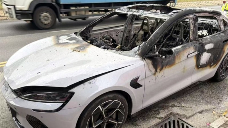 BYD Seal bốc cháy trên đường, nữ tài xế kịp thoát nạn